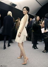 组图：秦岚巴黎时装周首秀 白裙皮衣刚柔并济