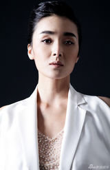 组图：黄曼复古妆容拍写真 优雅从容显舞后气场