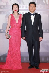 组图：杨千嬅牵手丁子高 超深V晚装胸前露胶纸