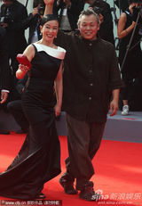 组图：金基德《圣殇》首映 赵敏秀性感长裙秀香肩