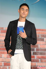 组图：小s紧身蓝裙大摆造型胸贴阮经天