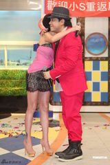 组图：小S产后复出主持《康熙来了》