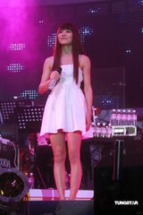 组图：江若琳个唱换多款性感装 与男伴贴身热舞