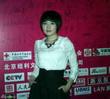 高清图：王思雅现身集善盛典  甜美装素雅不失高贵