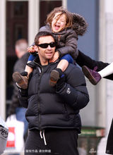 幻灯图集：休-杰克曼展慈父情怀 被女儿当马骑 