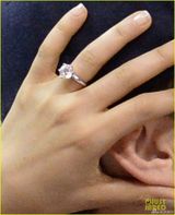 组图：库切带怀孕未婚妻看球 米拉高调秀巨钻