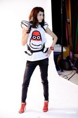 组图：阿Sa(蔡卓妍)陈冠希联合推荐纪念版潮物