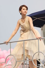 组图：杨丞琳游艇上宣传新碟 粉嫩装扮如甜美公主