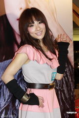 组图：刘璇为首张大碟签唱 称男友自掏腰包支持