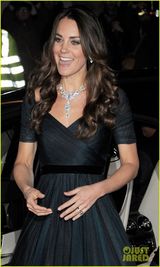 组图：凯特王妃新年首度亮相 纤细腰身迷人笑容