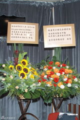 组图：王浩信生日上演舞台剧 女友送旅行箱计划出游