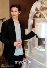 组图：元斌帅气亮相活动 俊秀清逸展美男气质