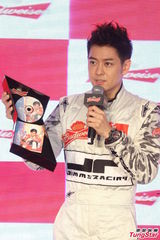 组图：林志颖奶爸重回赛车场 赞儿子Kimi进步大