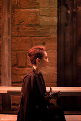 组图：周迅黑色皮衣套装爱丁堡看秀