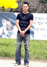 幻灯图：李莞12日上午参军服役 开始两年军队生活