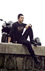 组图：黄晓明杂志大片酷帅有型 时代骑士展牺牲精神