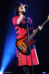 组图：五月天演唱会火红新装亮全场 刘德华客串