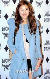 组图：少女时代成员允儿徐贤等观看服装展