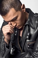 组图：胡海峰拍帅气写真 硬朗不羁霸气外露