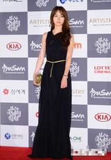 组图：李妍熙黑色长纱裙亮相典雅温婉