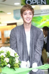 组图：金贤重赴台湾代言产品 亚洲巡演将设台湾站