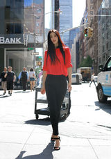 组图：曾黎纽约时尚街拍演绎摩登古典双面魅力