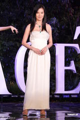 组图：林熙蕾产后走秀身材窈窕 称老公比女儿更重要