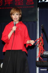 组图：容祖儿睽违11年台北开唱 一身大红烧乌龟