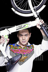 组图：霍政谚登杂志   重塑巴洛克展型男本色