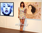 组图：韩艺人李孝利出席艺术展 与画中自己合影