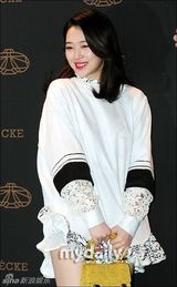 组图：f(x)Sulli裙摆飞扬险走光花容失色