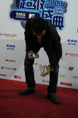 幻灯：甄子丹不慎弄坏奖杯分两半 拼好还原显得意