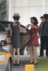 组图：陈鲁豫与新男友恋情继续 密会约饭