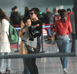 组图：辣妈孙俪黑超帅气现身机场 干练照顾宝宝