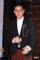 组图：周慧敏曼妙白裙女神范儿 大方秀光滑美背