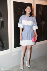 组图：林鹏亮相摄影展 清新裙装增色时尚之夜