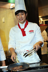 组图：韩星千正明担任一日厨师 亲自下厨做牛排