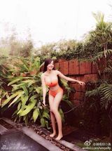 组图：越南网络红人小逸晒私照 童颜巨乳晒半球