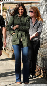 幻灯图集：凯蒂片场拍戏 苏瑞探班粉色系装扮