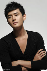 组图：型男王雨拍摄新写真 慵懒魅惑秀男人性感