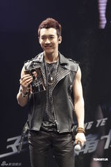 组图：王野发片秀肌肉 母亲带家常菜抵京支持