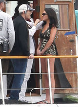 组图：林赛-罗韩豹纹比基尼现身片场