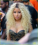 组图：麻辣鸡低胸爆乳拍MV 双球抢镜