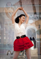 高清组图：徐立街拍LOOK 白色纱衣搭配红色短裙
