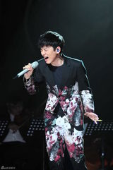 组图：歌手2突围赛廖凡主持 邓紫棋周笔畅观战