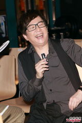 组图：伦永亮8月举行两场演唱会 感谢好友帮忙