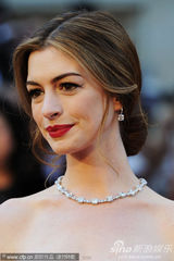 组图：安妮-海瑟薇拖地红裙亮相 娇艳红唇秀性感