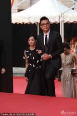 组图：毛舜筠羽毛裙俏皮 笑挽帅气眼镜男林家栋