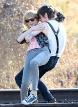 组图：泰勒MV与男模亲昵搂抱 金鸡独立露奶罩