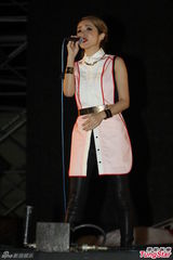 组图：萧亚轩音乐节暴雨开唱 红唇白裙迟登台